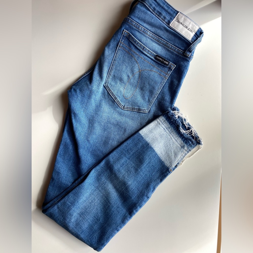 CALVIN KLEIN Mid Rise Skinny Jeans Size 28